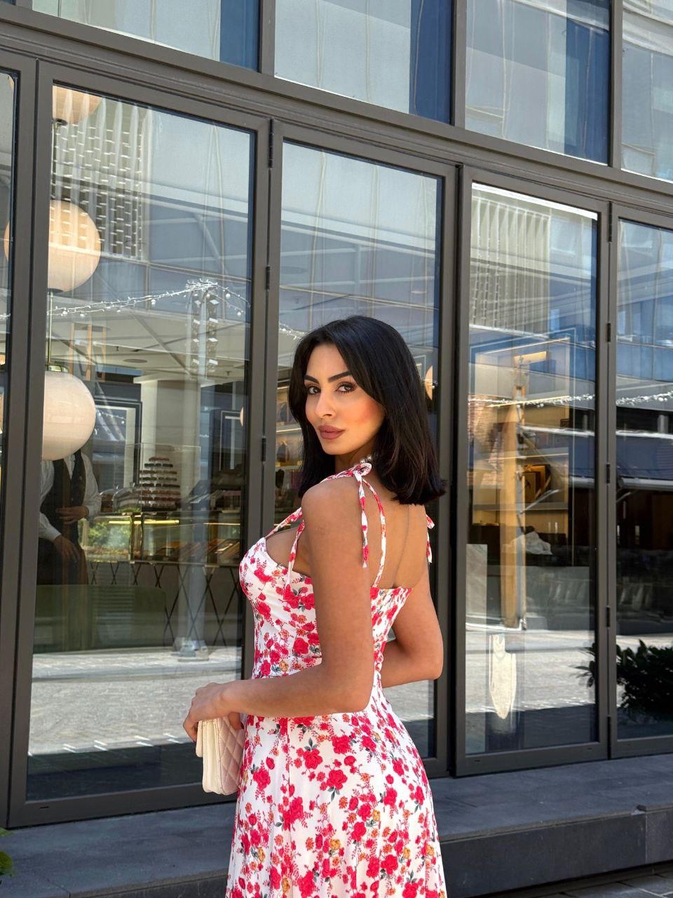 Kırmızı Çiçekli Elbise